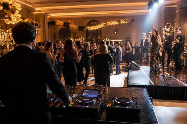 Come scegliere DJ, vocalist o band per il Capodanno in Lombardia